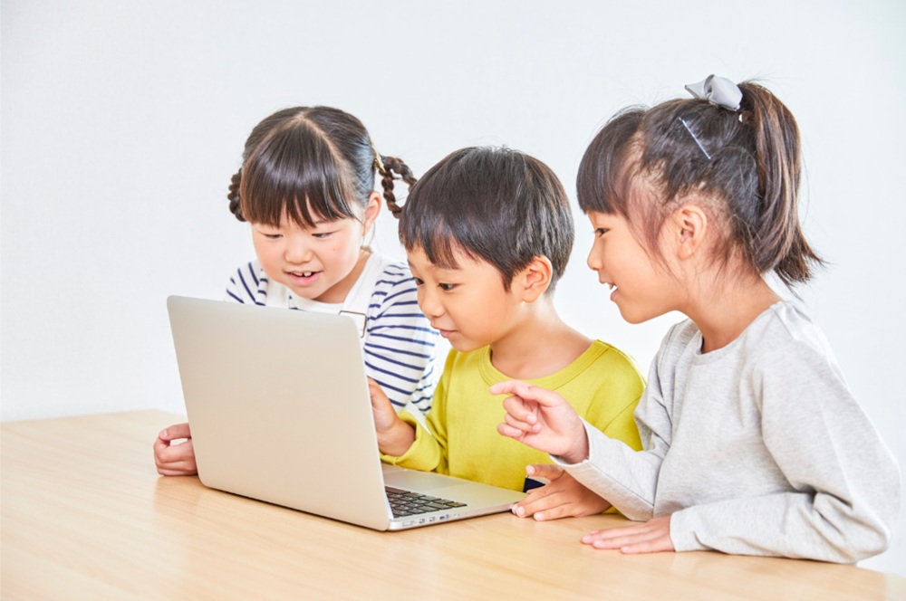 so-sanh-hoc-tieng-anh-tai-trung-tam-va-hoc-online-tai-nha-cho-tre-em